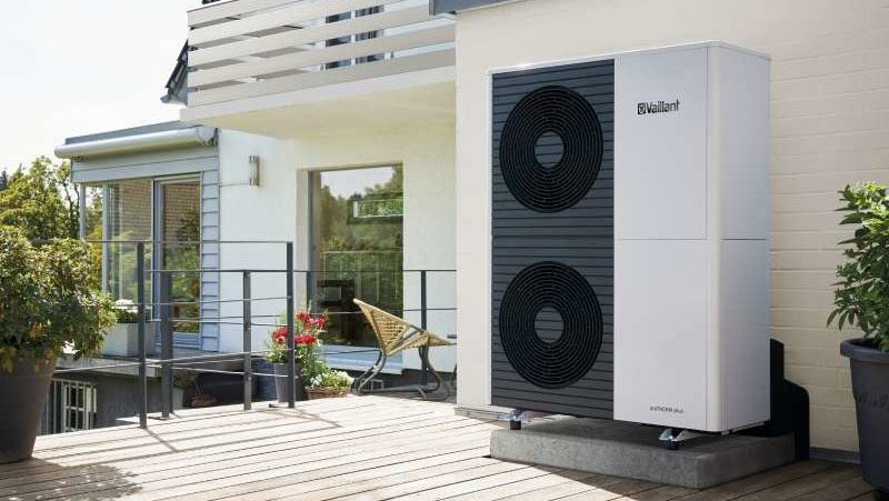 Luft-Wärmepumpe im Garten eines Wohnhauses